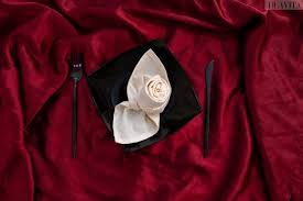 Danach faltest du etwa 1/3 der unteren kante nach oben. 15 Einfache Anleitungen Zum Servietten Falten Fur Eine Schone Tischdeko