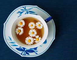 Teh kamomil mengandung senyawa kimia yang dapat mengurangi peradangan. Ini Alasannya Teh Chamomile Efektif Membuat Tidur Lebih Nyenyak