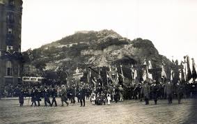 A műegyetem diákjai először ekkor foglalták pontokba az akkor még döntően a szociális. 4 Fortepan 1929 Magyarorszag Budapest Xi Szent Gellert Ter Trianon Elleni Tuntetes Hatterben A Gellert Hegy Oldalaban A Sziklakapolna Pestisracok
