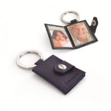 Si pour beaucoup porte clé rime avec clé de voiture, ils sont en réalité adaptés à tous les types d'usage. Porte Cles Personnalisable En Cuir Porte Photos Le Site Du Cuir