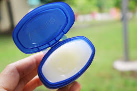 Meski fungsi utamanya adalah sebagai pelembab bibir, namun kini memiliki banyak lip balm yang juga bisa mencerahkan bibir untuk melindungi bibir dari sinar produk ini dibanderol dengan harga rp26 ribu di indomaret, alfamart, alfamidi, dan minimarket terdekat lainnya. Review Vaseline Repairing Jelly One Taste Millions Story