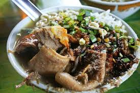 Tapi tunggu dulu, jangan langsung dibayangkan campuran rujak dan soto begitu saja. Soto Paling Enak Di Blitar Gurih Dengan Isian Yang Melimpah