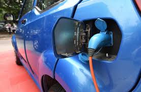 A tisztán elektromos autó (angolul ev, azaz battery electric vehicle) tölthető akkumulátorral rendelkezik, melyben tárolt energiát az autó elektromos motorja használja az autó meghajtásához. Nem Latni Hogy Az E Autos Tervekhez Lesz E Eleg Akkumulator A Vilagon Bp I Autosok Kozossege