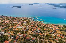 Korcula town is connected to the mainland by ferry (the ferry departs nearby domince to orebic on the peljesac peninsula) so it's relatively easy to explore this part of dalmatia. Orebic