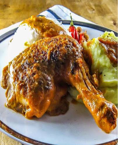 Ricetta autentica del Pollo alla Moambé (Angola), specialità a base di  polpa di noce di palma