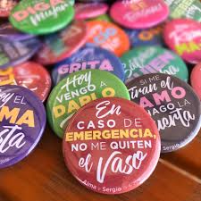 Chapa personalizada con los nombres y fecha del evento.con dos elefantes de la suerte para tu día especial!!.suaves tonos grises y rosas,ycorazones. La Casa Creativa