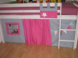 Ein heller rosa farbener vorhang mit fenster. Endlich Groooooooooooooooooooss Und Endlich Ein Hochbett Da Ist Es Ein Traum Sich Unter Dem Bett Ve Gardinen Kinderzimmer Hochbett Bett