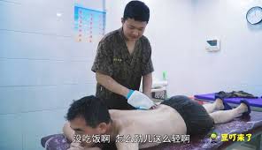 二平说自媒体】大叔搓澡嫌劲儿小，小伙直接拿磨砂纸搓澡，看着都疼！-超过37万粉丝7千作品在等你_搞笑视频-免费在线观看-爱奇艺