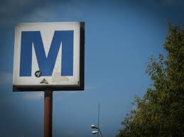 Calatorii care au circulat cu tramvaiul in aceasta dimineata la timisoara au fost nevoiti sa astepte zeci de minute pentru a ajunge la destinatie. Pana De Curent Pasageri BlocaÈ›i In Liftul De La Metrou Profit Ro