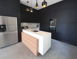 Cuisine moderne noir mat avec îlot. Cuisine Equipee Design Et Renovation Complete