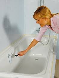 Malen Sie Die Fliesen Malen Sie Die Badewanne Schritt Fur Schritt Anweisungen Jaegerl Badezimmer Anwei Diy Renovation Bathtub Home Decor Mirrors