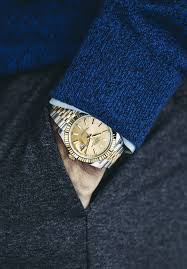 As one of rolex's most famous ambassadors, tennis star roger federer is known to strap on a watch before hitting the court and hoisting his latest trophy. Roger Federer Wearing The New Rolex Datejust 41 In Oystersteel And 18 Ct Yellow Gold With A Champagne Colour Dial And A Jubilee Br Uhren Herren Luxus Uhren Uhr