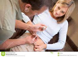 Privater gangbang mit junger deutscher frau. Helfende Frau Des Mannes Spritzen Drogen Ein Um Sich Fur Ivf Vorzubereiten Stockbild Bild Von Mittler Medizinisch 5005937