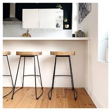 Sa hauteur d'assise de 75 cm est idéale dans une cuisine possédant un bar. Tabouret En Metal 65cm Victoria En Bois D Orme Massif Cult Uk