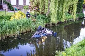 Auto belandt in sloot in Ridderkerk: bestuurder verdacht van rijden onder invloed