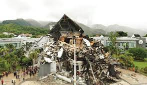 Gempa m 6,2 picu kepanikan warga mamuju, sejumlah bangunan dikabarkan rusak. Kantor Gubernur Sulbar Ambruk Evakuasi Korban Gempa Mamuju Pakai Heli