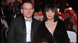 Жена виктора медведчука возглавила российскую компанию «нзнп инжиниринг» оксана марченко сейчас. Pod Sankcii Zelenskogo Popali Viktor Medvedchuk I Ego Supruga Oksana Marchenko Youtube