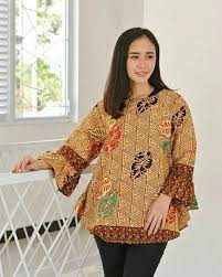 Aneka model baju batik wanita remaja sampai wanita dewasa baik model baju lengan panjang ataupun pendek bisa kamu pilih menjadi model atasan terbaik dalam memadukan model celana ataupun rok yang bisa kamu pakai ketika menghadiri sebuah acara resmi atau non formal dan santai seperti acara pesta dengan memakai baju batik gaya casual sampai model baju batik muslim yang tak kalah cantik dan elegan. 55 Model Seragam Batik Kantor Wanita Paling Di Cari Hassa Batik
