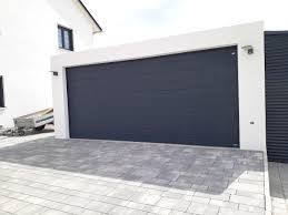 In dieser modernen doppelgarage hawaii haben nicht nur zwei autos platz. Beton Doppelgarage Mit Sektionaltor Grossraumgarage News Brandl