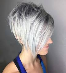 Hair streaked with grey br. Frisuren Graue Haare Mit Strahnchen Frisurentrends Frisuren Haarschnitte Haarschnitt Bob Frisur