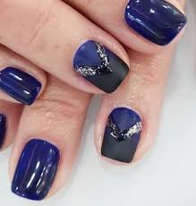 Abanico de fabricación artesanal, con tela de color azul marino, y flores pintadas a mano por maestros abaniqueros. Unas Azules 2021 Disenos Y Fotos Blogmujeres Com