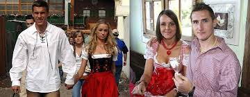 Très enceinte, même, à en juger d'après cette photo très rare de la jolie blonde, que son mari n'affiche quasiment jamais publiquement. Jak Zostac Zona Lub Dziewczyna Czyli Abc Wags Monika Puchalski I Sylwia Klose Sport