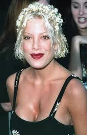 ridiculous donna moment: donna does the “texas dip” and felice loses her  mind about how the entire city of houston will shut down :  r/BeverlyHills90210