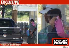Tmz reported woods was staying at a hotel where a major network television show was being shot and left in a hurry just before 7am local time on tuesday. Tiger Woods Back On Daddy Duty
