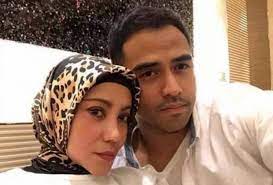Setelah empat tahun menikah, kini pedangdut cantik tersebut telah menggugat cerai sang suami yakni mahendra. Bekas Suami A Aida Dibebaskan Pihak Polis
