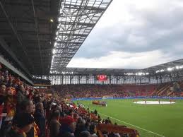 İzmir'in sembollerinden birine dönüşmesi hedeflenen göztepe gürsel aksel stadyumu, uefa ve futbol federasyonu kriterlerine uygun şekilde tasarımı ve karma kullanımlı yapısıyla öne çıkıyor. Gursel Aksel Stadyumu Stadion In Izmir