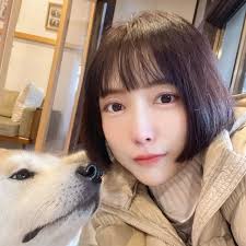 獨旅的樂趣就是完全不在意他人的眼光今天在江之電車遇到一個家庭他們在那邊自拍，我就提議可以幫他們拍照