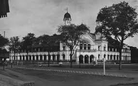 Lawang sewu merupakan saksi pertumpahan darah pemuda dan tentara jepang, alasan mengapa dibangun sebuah monumen bernama tugu muda. Perjalanan Sejarah Dan Perubahan Fungsi Bangunan Lawang Sewu Inquisitor