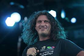 Кузьма, шура и сессионные «живые» музыканты довольно быстро записывают альбом «модна країна», который вызывает неоднозначную реакцию у поклонников группы — на нём группа полностью. Lirichni Pisni Kuzmi Skryabina Yaki Zvorushat Vas Do Sliz Ukrainian People