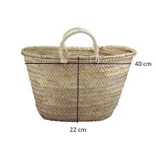 Dale vida a un bolso playero gracias a este sencillo trabajo de costura con fieltro, cuentas y lazos de colores. Capazo De Palma Para Decorar