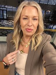 🎄❤️ 12 𝔻𝕒𝕪𝕤 𝕠𝕗 𝔾𝕚𝕧𝕚𝕟𝕘 ❤️🎄 ➖Day 4️⃣➖ 🎁 Today's Giveaway:  Seint makeup cube (not available for purchase), green palette 12, La Cienga  lip&cheek, Georgia powder Illuminator! 🎟️ How to enter: What's