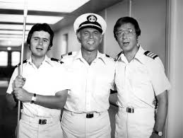 Television veteran gavin macleod, who started as captain stubing on the love boat after successful runs on the mary tyler moore show and mchale's navy, died saturday at age 90. 6e Lkpyijjzwam