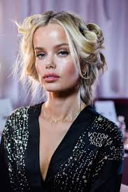 Frida aasen is a norwegian model best known for walking in the victoria's secret fashion show 2017. Frida Aasen 2018 Victoria S Secret Fashion Show Backstage In Nyc Celebmafia