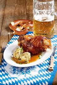 Knusprige Haxen Mit Brezenknodel Rezept Lecker Brezenknodel Rezept Oktoberfest Essen Schweinshaxe Rezept