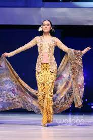 Perjalanan panjang tiga dekade anne avantie diperagakan dalam karya cinta budaya bertajuk pagelaran 30 tahun. Anne Avantie Pakaian Tradisional Gaun Formal Panjang Model Pakaian