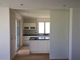 Schiebetüren in einer küche hören sich zu anfang komisch an. Offenen Kochbereiche Lassen Sich Mit Schiebeturen Leicht Schliessen So Bleiben Beim Kochen Die Geruche In Der K Einbauschrank Kuche Schiebetur Raumteiler Kuche