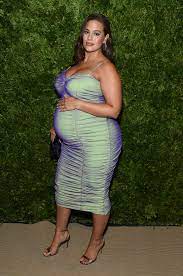 Diving into topics that range from culture to . Ashley Graham Zeigt Wie Schwangerschaftslooks Korperbetont Experimentell Und Sexy Sein Konnen Vogue Germany