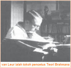 Teori Brahmana Ksatria Waisya Dan Teori Arus Balik Teori Masuknya Hindu Buddha Di Indonesia J.c van leur mengungkapkan bahwa penyebar agama hindu di indonesia adalah kaum brahmana yang diundang oleh para pemimpin suku. teori brahmana ksatria waisya dan
