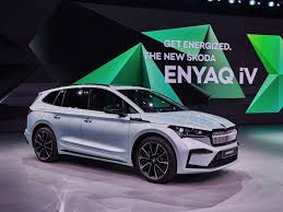 Enyaq iv interjeras alsuoja elegancija ir paprastomis formomis. Die Highlights Des Neuen Skoda Enyaq Iv Im Video Uberblick