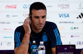 Scaloni no confirmó los titulares contra Arabia Saudita, pero les comunicó  a los jugadores quiénes debutarán en la Copa del Mundo - Infobae