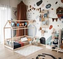 Cama infantil con estructura de casa y barandillas de 3 lados