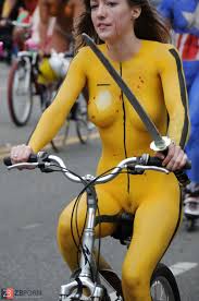 Athletic Women Cameltoes - Candid Moments of Form-Fitting Attire!