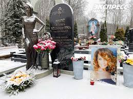 Сюда пришли близкие, друзья и поклонники творчества певицы. Shepelev Zapreshaet Platonu Naveshat Mogilu Friske Ekspress Gazeta 22 12 20 Ekspress Gazeta