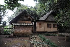 Dalam bahasa indonesia kata julang ngapak memiliki arti burung yang mengepakkan sayapnya. Pesona Wisata Indonesia Kampung Adat Cikondang Kabupaten Bandung Jawa Barat