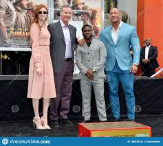 And when dwayne johnson, as the agent in question, gets out of a jam by slamming some guy's head with an office refrigerator door, setting off water sprinklers and a. Karen Gillan Will Ferrell Kevin Hart Dwayne Johnson Redaktionelles Stockfoto Bild Von Beruhmt Talent 166436333