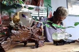 Salah satunya adalah memberi hiasan ruangan berupa aquarium,dengan desain air terjud di dalamnnya. Berawal Isi Waktu Luang Hiasan Akuarium Dari Kayu Rapuh Buatan Riaman Banjir Pesanan Halaman All Kompas Com